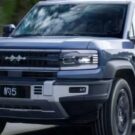 Denza B5 cinza de frente em movimento.