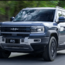 Denza B5 cinza em movimento.