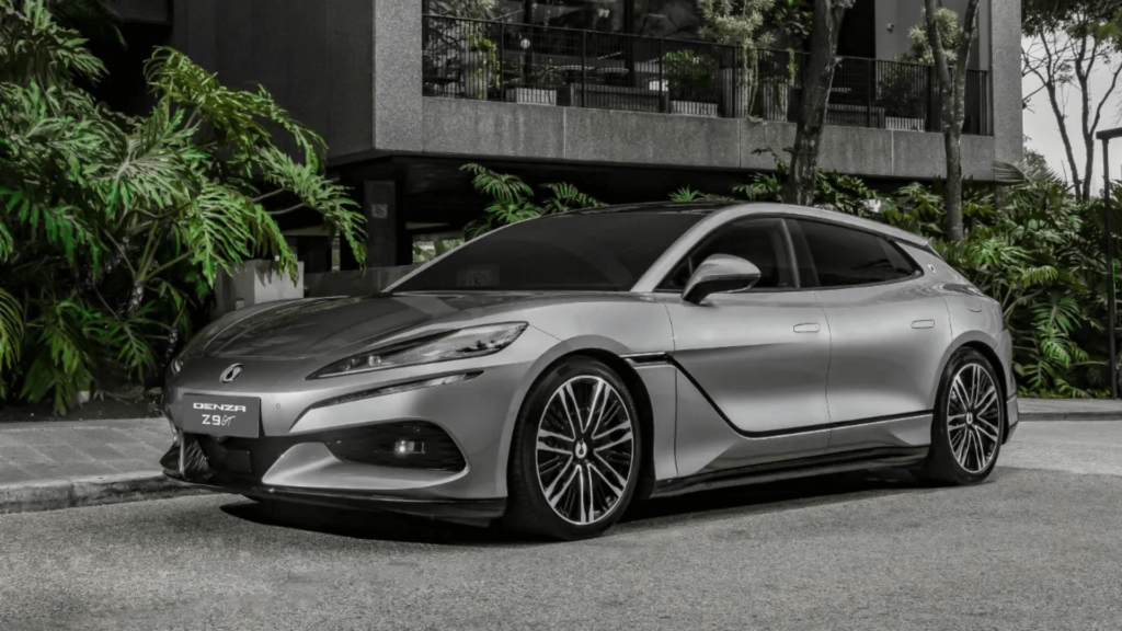 Denza Z9 GT cinza parado na diagonal.
