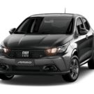 Fiat Argo cinza parado na diagonal em um fundo branco.