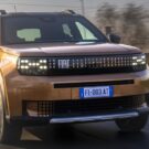 Fiat Grande Panda 2026 marrom de frente na estrada.