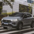 Fiat Pulse 2026 Drive 1.3 CVT cinza em movimento na estrada.