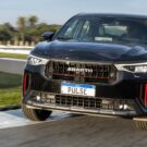 Fiat Pulse Abarth preto fazendo uma curva.