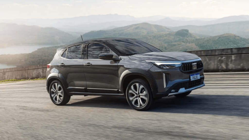 Fiat Pulse Drive 2026 cinza em movimento na estrada subindo um morro.