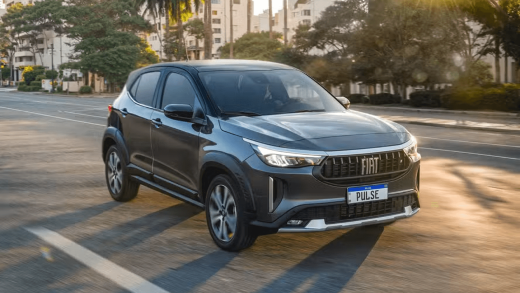 Fiat Pulse cinza em movimento na estrada.