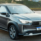 Fiat Pulse cinza parado na diagonal em um asfalto.