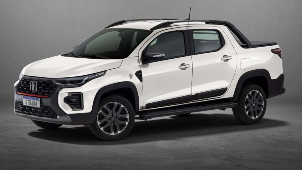 Fiat Strada 2026 branca parada na diagonal em um fundo cinza.