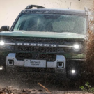 Ford Bronco Sport 2025 verde passando na lama.