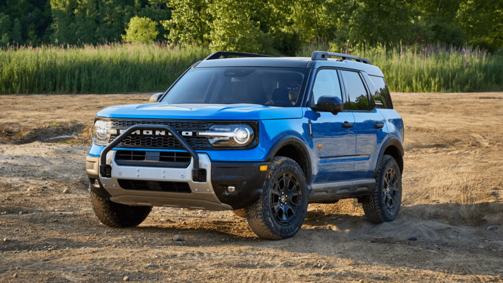 Ford Bronco Sport azul parado na diagonal.
