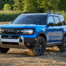 Ford Bronco Sport azul parado na diagonal.