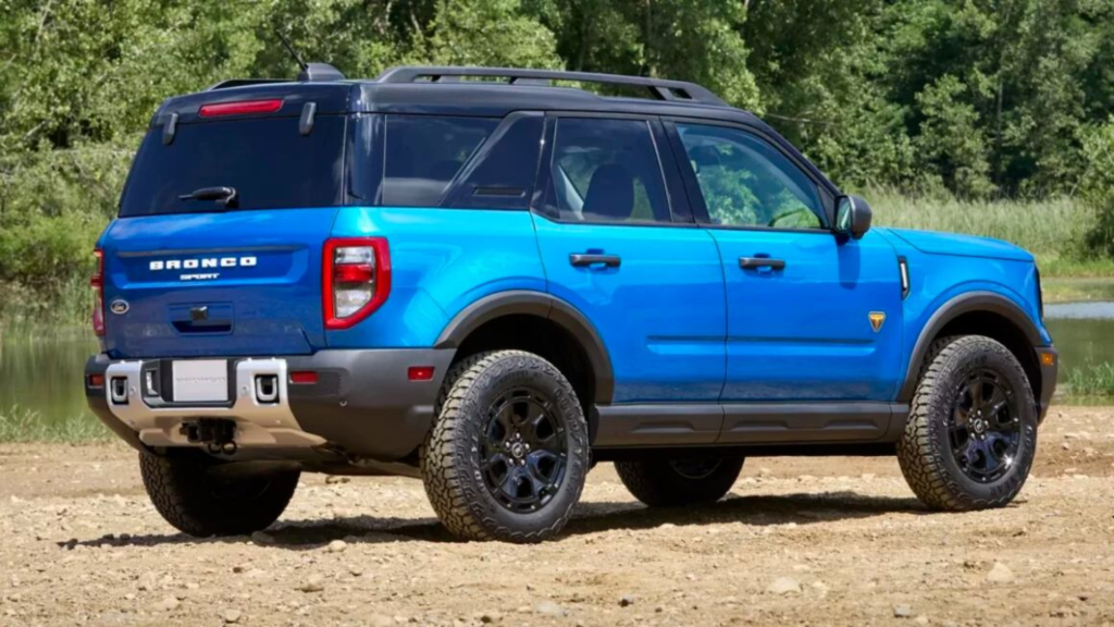 Traseira do Ford Bronco Sport azul.
