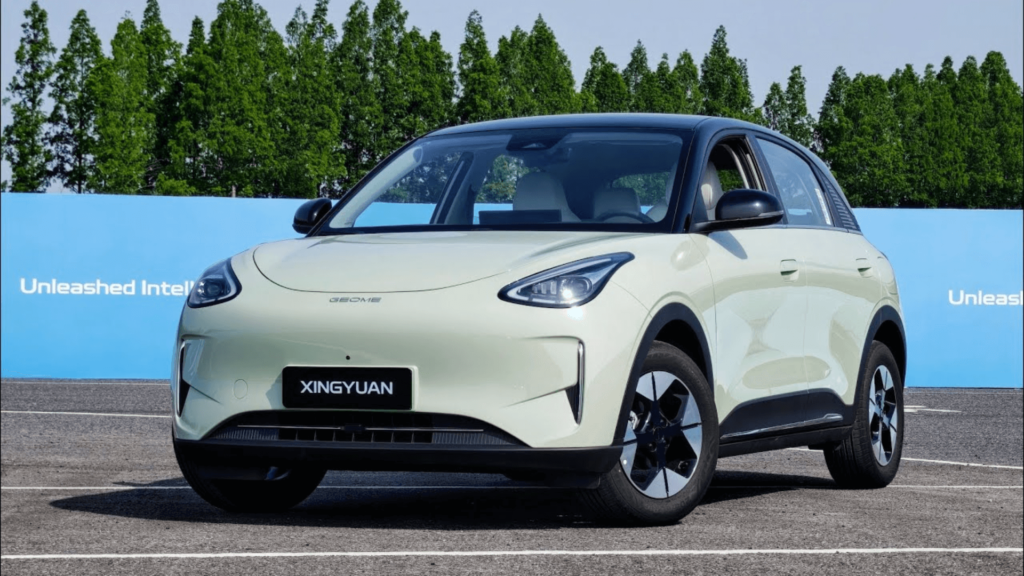 Geely EX2 verde parado na diagonal.