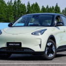 Geely EX2 verde parado na diagonal.