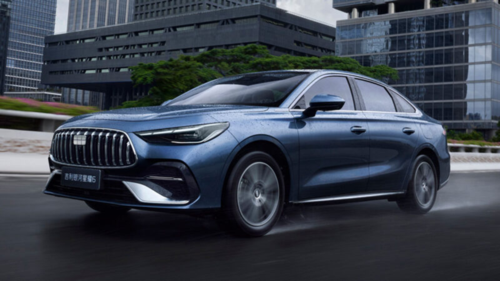 Geely Starshine 6 azul forte em movimento na estrada molhada.