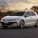 Golf GTI 2026 branco em movimento na estrada.