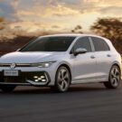 Golf GTI 2026 branco em movimento na estrada.