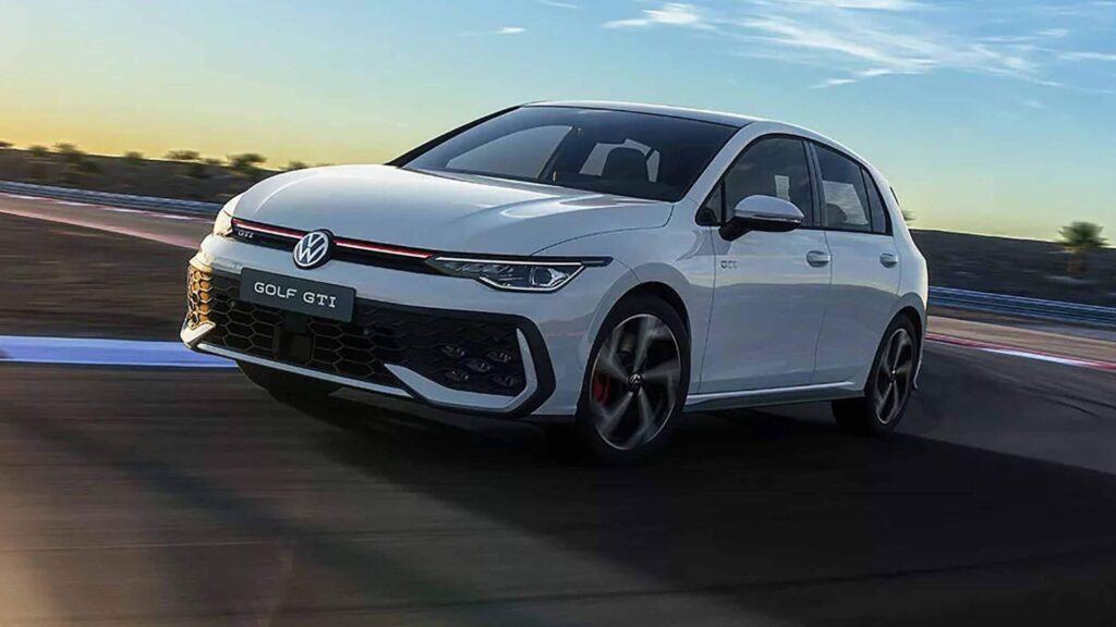 Golf GTI 2026 branco em movimento na pista de corrida.