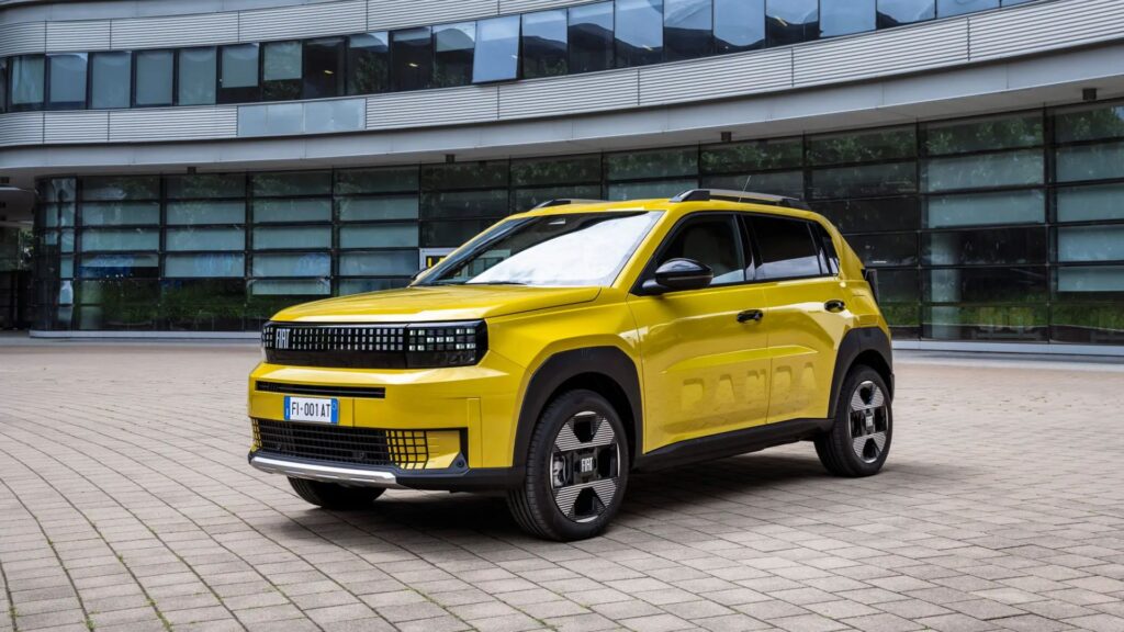 Fiat Grande Panda Amarelo na diagonal.