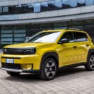 Fiat Grande Panda Amarelo na diagonal.