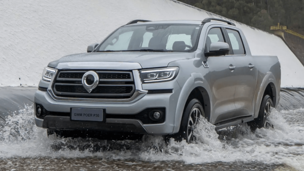 GWM Poer P30 diesel prata passando por um rio.
