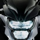 Honda CG 160 2026 de frente com a lanterna ligada.