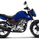 Honda CG 160 2026 azul parado em um fundo branco.