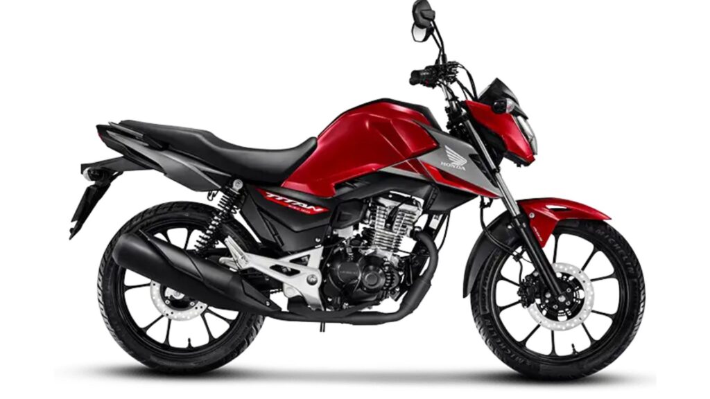Honda CG 160 2026 vermelha parada em um fundo branco.