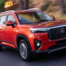 Honda WR-V 2026 vermelho em movimento na estrada.