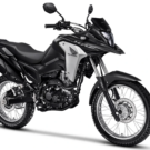 Honda XRE 190 2026 preta parada na diagonal no fundo branco.