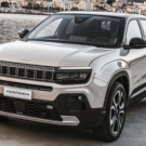 Jeep Avenger em movimento na estrada.