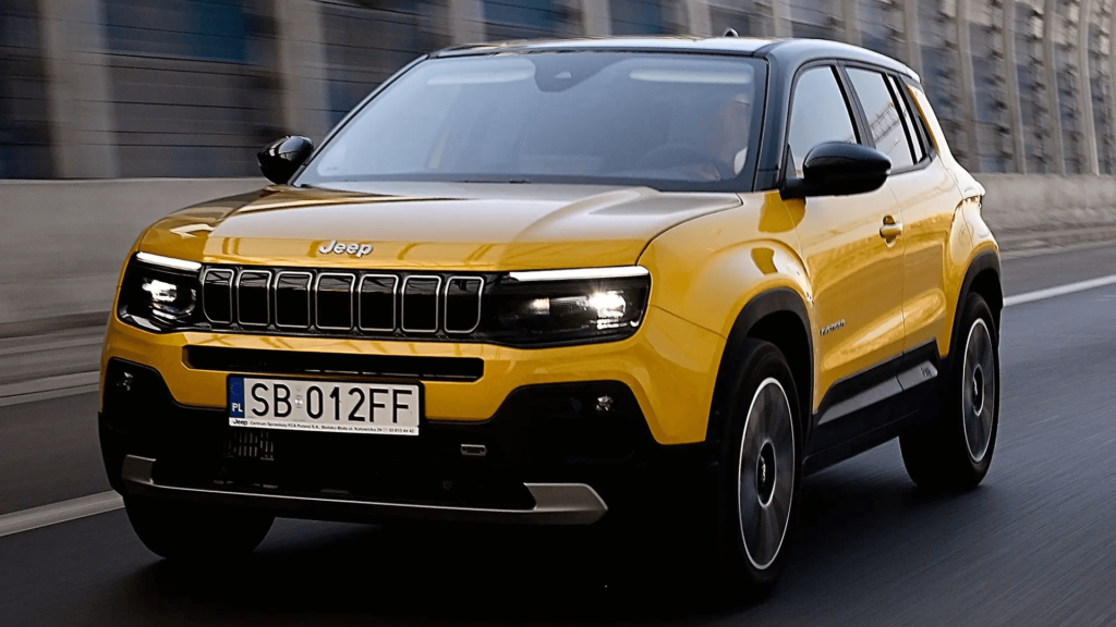 Jeep Avenger amarelo em movimento na estrada.