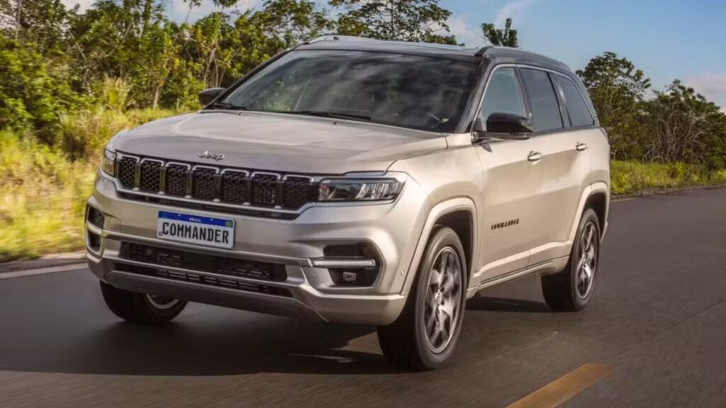 Jeep Commander em movimento.