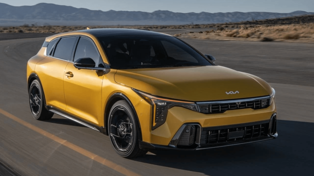 Kia K4 amarelo em movimento na estrada.