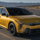 Kia K4 amarelo em movimento na estrada.