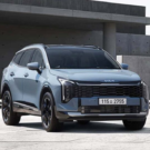 Kia Sportage 2026 azul parada na diagonal.