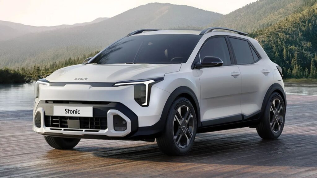 Kia Stonic 2026 branco parado na diagonal.