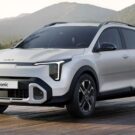 Kia Stonic 2026 branco parado na diagonal.