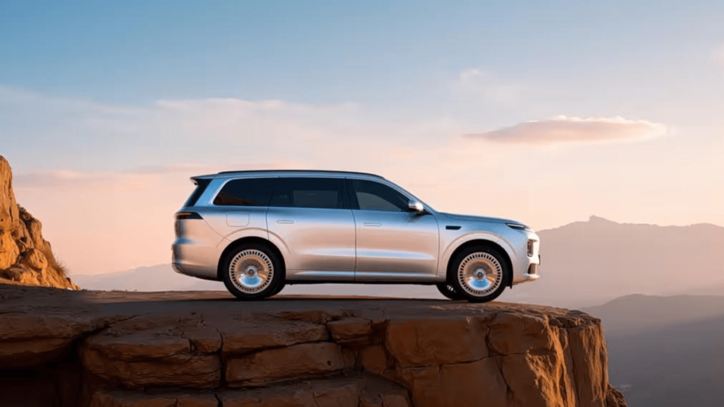 Leapmotor D16 ou D19 prata de lado na beirada de um peral.