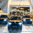 4 carros da Leapmotor pretos saindo do navio no Brasil.