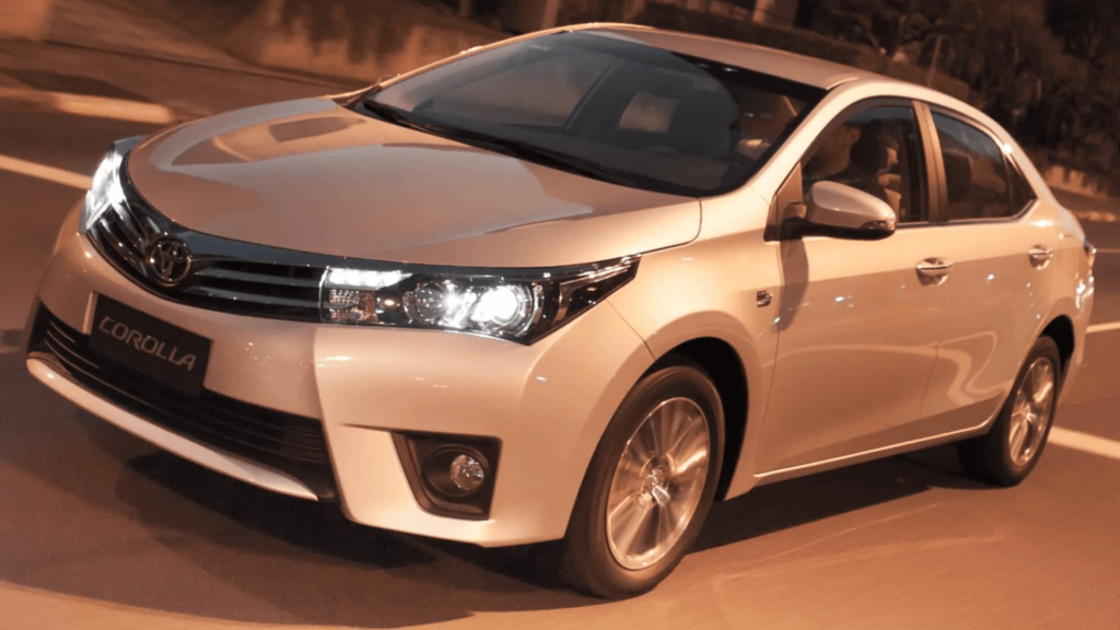 Toyota Corolla prata em movimento na estrada.