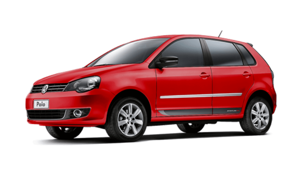 Volkswagen Polo Sportline vermelho parado na diagonal em um fundo branco.