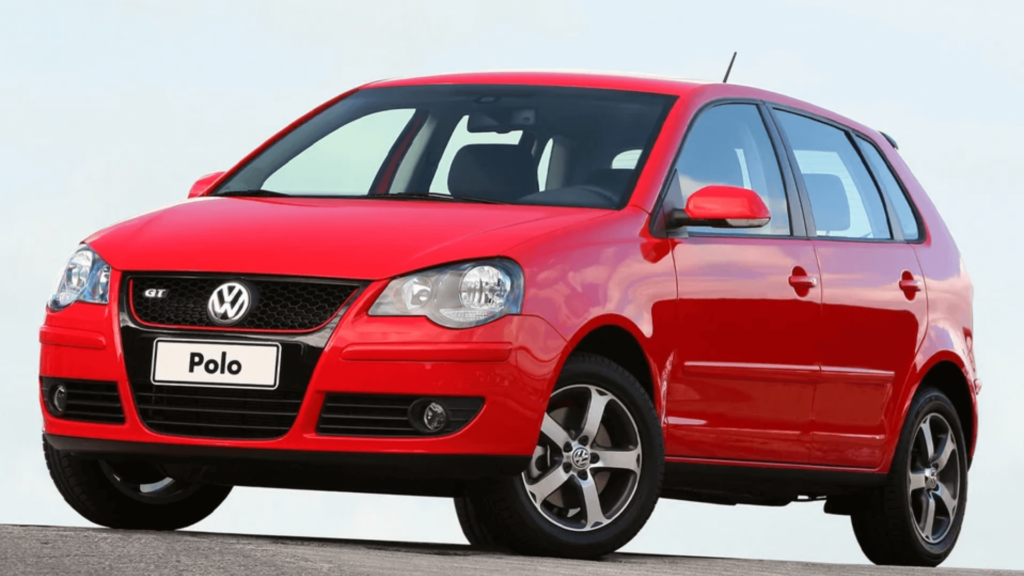 Volkswagen Polo GT vermelho na diagonal com um céu azul no fundo.