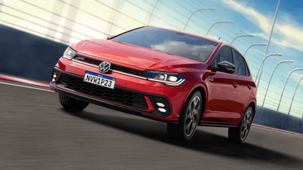 Volkswagen Polo GTS vermelho acelerando na pista.
