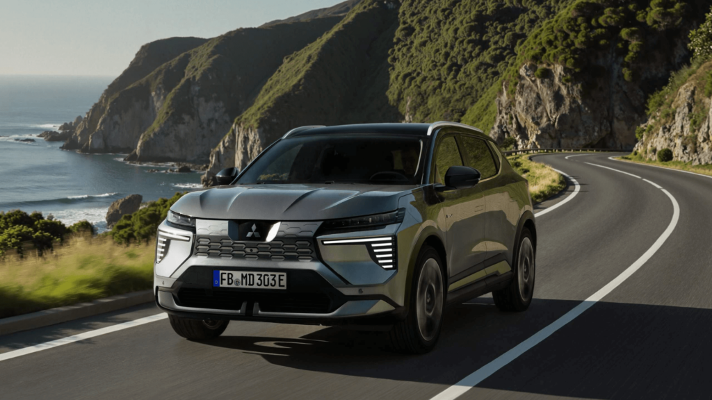 Mitsubishi Eclipse Cross elétrico em movimento na estrada com um mar e uma montanha no fundo.