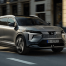 Mitsubishi Eclipse Cross elétrico cinza na cidade.