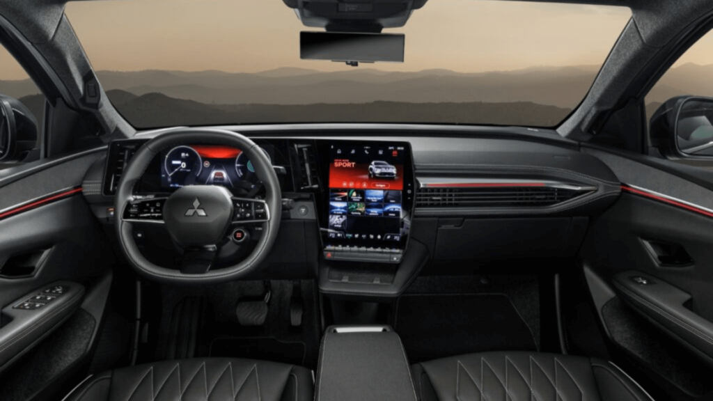 Interior do Mitsubishi Eclipse Cross elétrico com alguns detalhes em vermelho mais a maioria em preto e com a multimidia ligada.