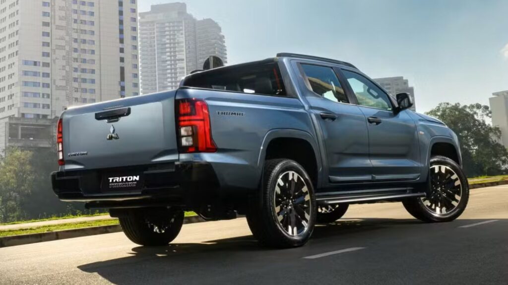 Traseira da Mitsubishi Triton Tarmac azul parada no meio da estrada.