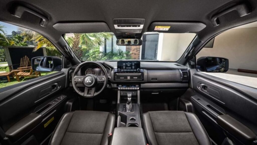 Interna da Mitsubishi Triton Tarmac.