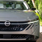 Nissan Sentra 2026 prata de frente com o farol ligado.