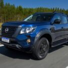 Nissan Frontier Attack azul em movimento na estrada.